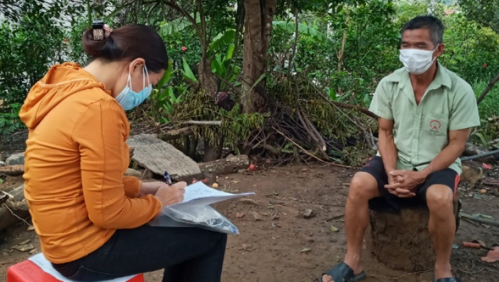 A data collector interviewing a forest-goer of a household in Binh Phuoc province. Photo: VPHA