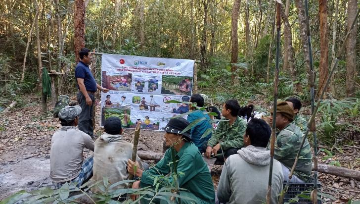 A CMAT member conducts a health education session on malaria for mobile and migrant populations in the forest. Photo: SCDI