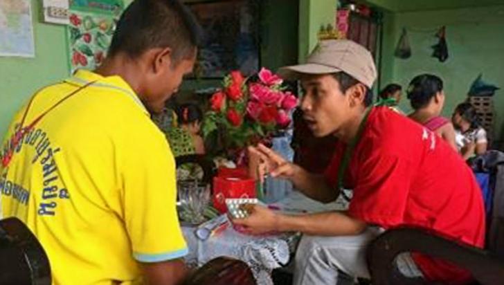 A staff member provides counselling and health education and malaria treatment to a migrant worker at ARC Shwe Hin Thar malaria corner point, Kawthaung Township. Photo: ARC